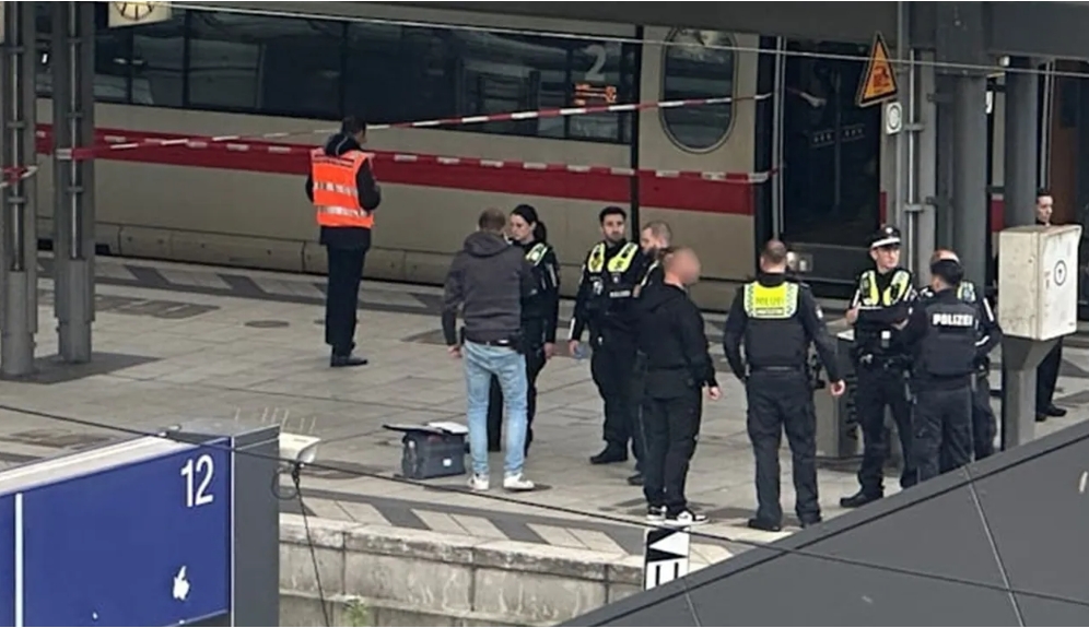 Almanya'da tren istasyonunda bıçaklı saldırı: Çok sayıda yaralı var