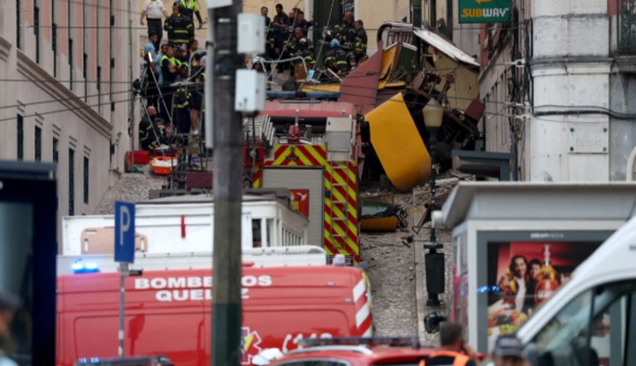 Portekiz’de turistik füniküler raydan çıktı : 15 ölü 