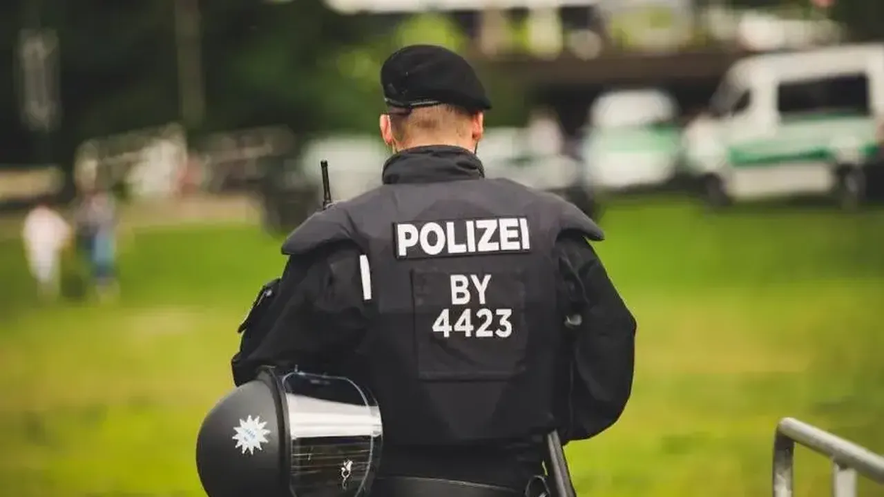 Almanya’da 4 karakola eş zamanlı baskın: 17 polis gözaltında