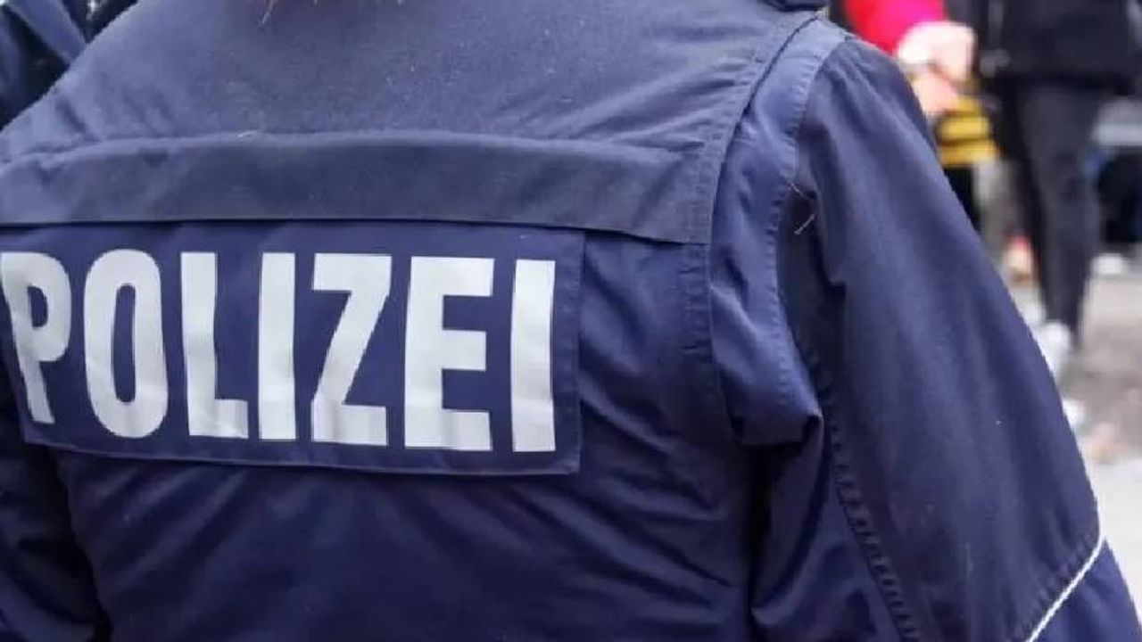 Almanya’da bir Türk, eşini çocuklarının önünde bıçakladı