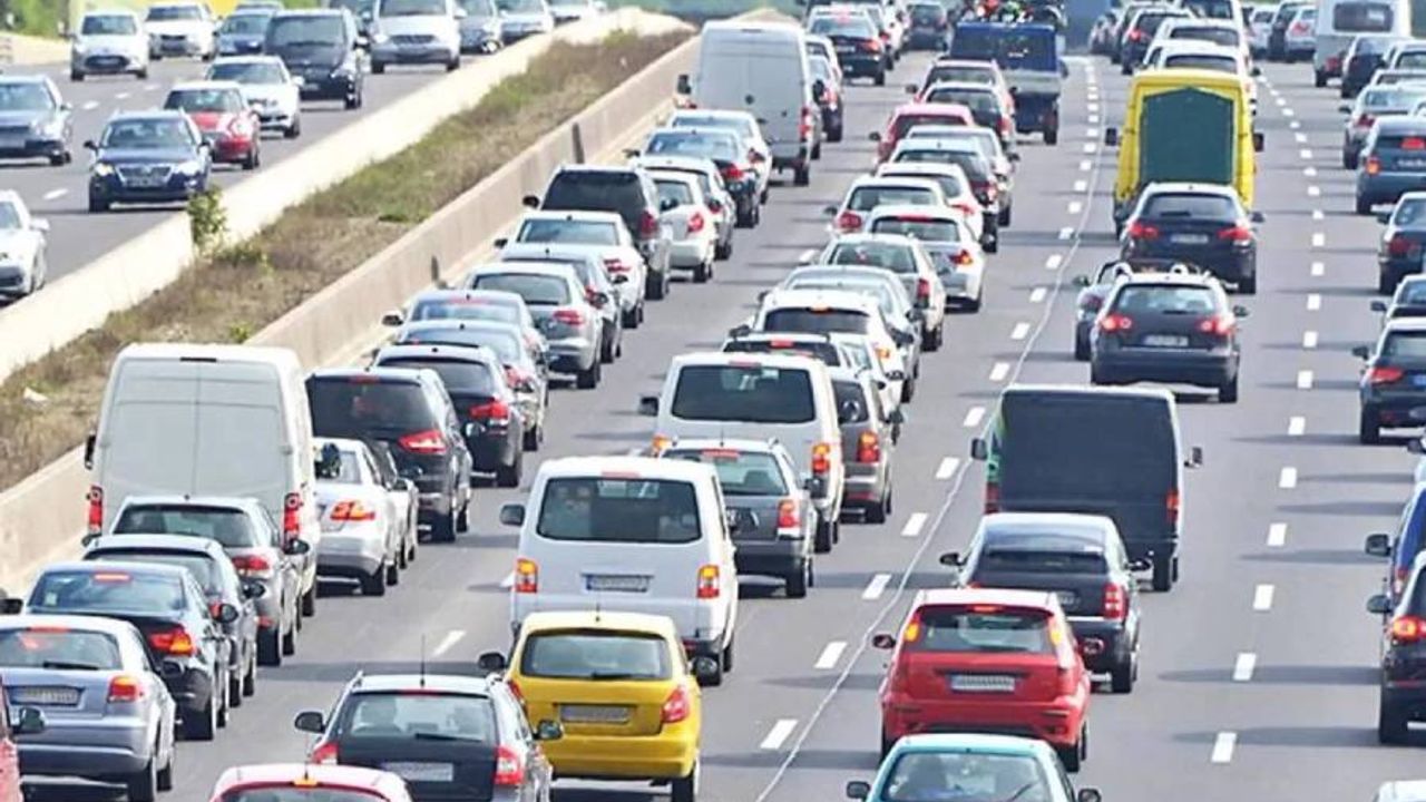 Almanya otoyollarında hafta sonu tatil yoğunluğu uyarısı