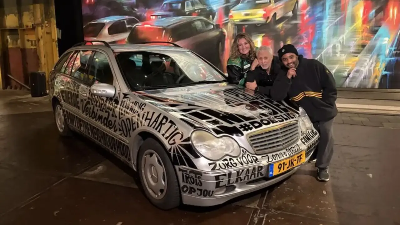 Amsterdam’da mahalleli ırkçı saldırıya uğrayan vatandaşa yeni araba aldı