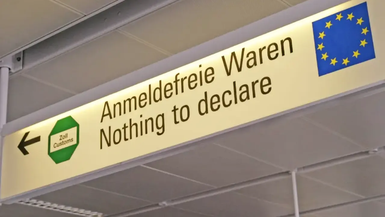 İstanbul'dan dönen kadın Köln'de onlarca ünlü markalanın taklit ürünüyle yakalandı