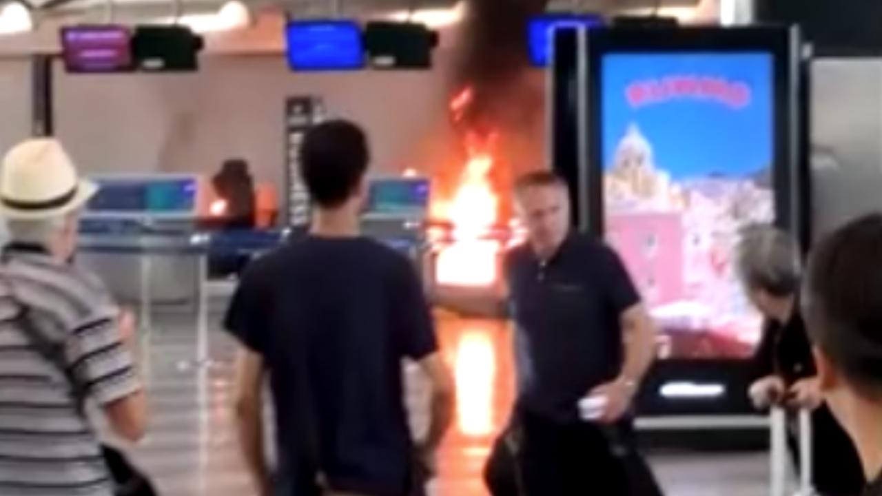 İtalya'nın Malpensa Havalimanı'nda bir yolcu yangın çıkardı